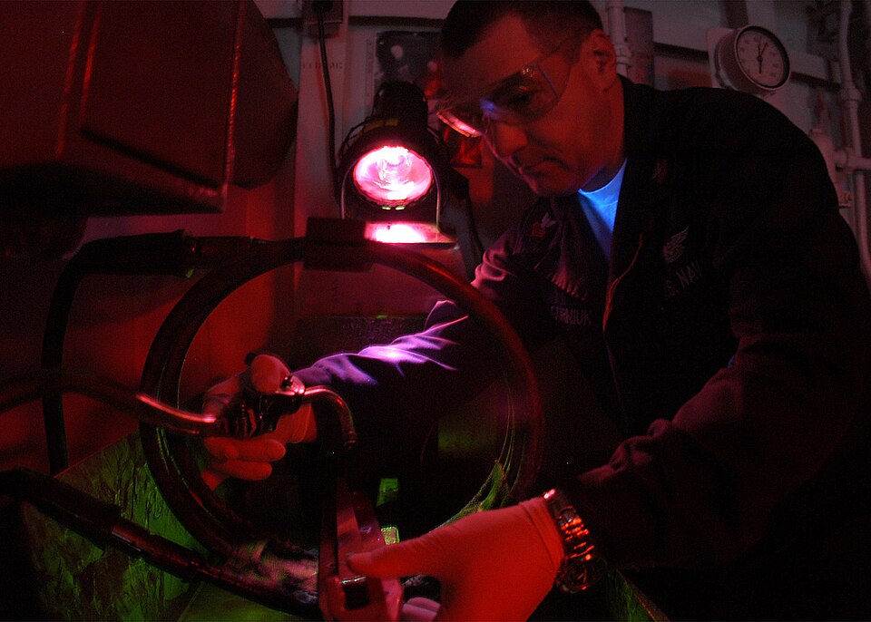 Fluorescent magnetic particle inspection under ultraviolet light
